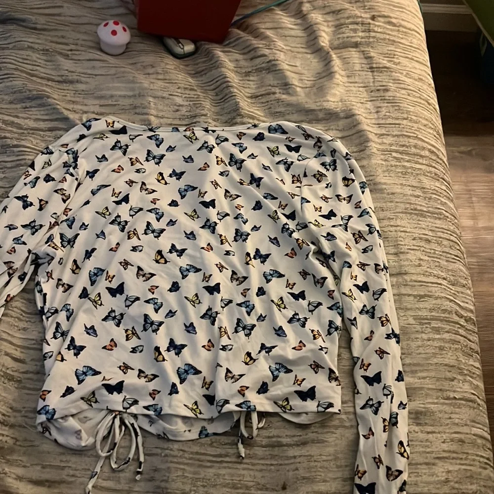 No boundaries love sleeve tee with butterfly’s - Picture 4 of 6